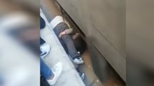 بعد مشهد يحبس الأنفاس لأب مصري قفز خلف طفلته واحتضنها ليحميها من دهس القطار...ملتقط الفيديو يروي تفاصيل الحادثة