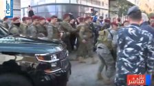 بالفيديو/ محتجون يحاولون منع مرور موكب أحد النواب عند مدخل أسواق بيروت والجيش يتدخل