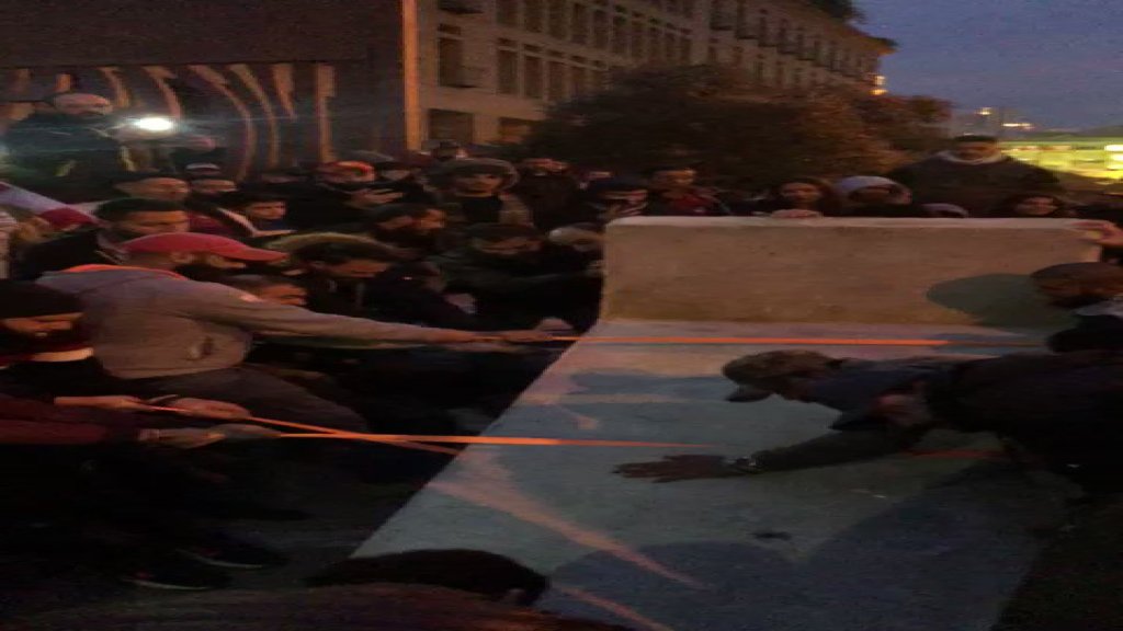 بالفيديو/ محتجون أزالوا بلوكات الباطون في محيط مبنى جريدة &quot;النهار&quot; 
