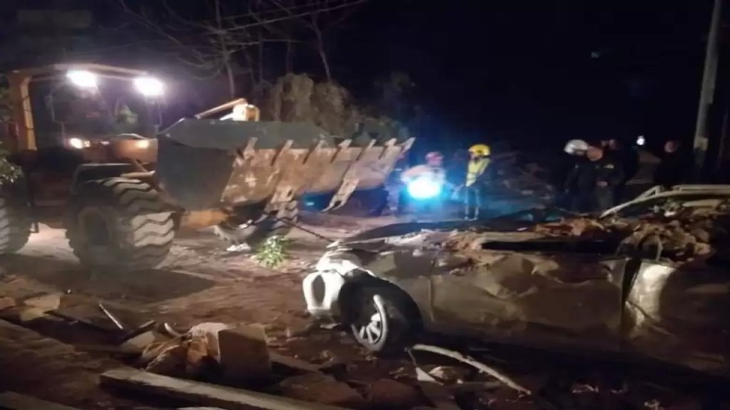 بالصور والفيديو/ العناية الإلهية حالت دون وقوع إصابات جراء انهيار مبنى قديم في الأشرفية ليلاً