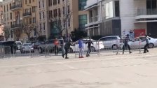 بالفيديو/ محتجّون يحاولون إعادة إغلاق الطريق أمام &quot;النهار&quot; باتجاه جامع الأمين بعد فتحها من القوى الأمنية