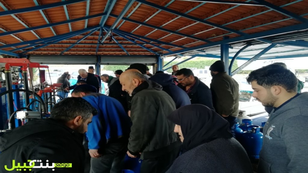 بالفيديو/ زحمة خانقة ومواطنون في بنت جبيل اصطفوا &laquo;بالدور&raquo; لتعبئة الغاز!