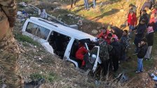 بالصور/ إصابة 9 أشخاص جراء انحراف فان للركاب على طريق عام الهرمل