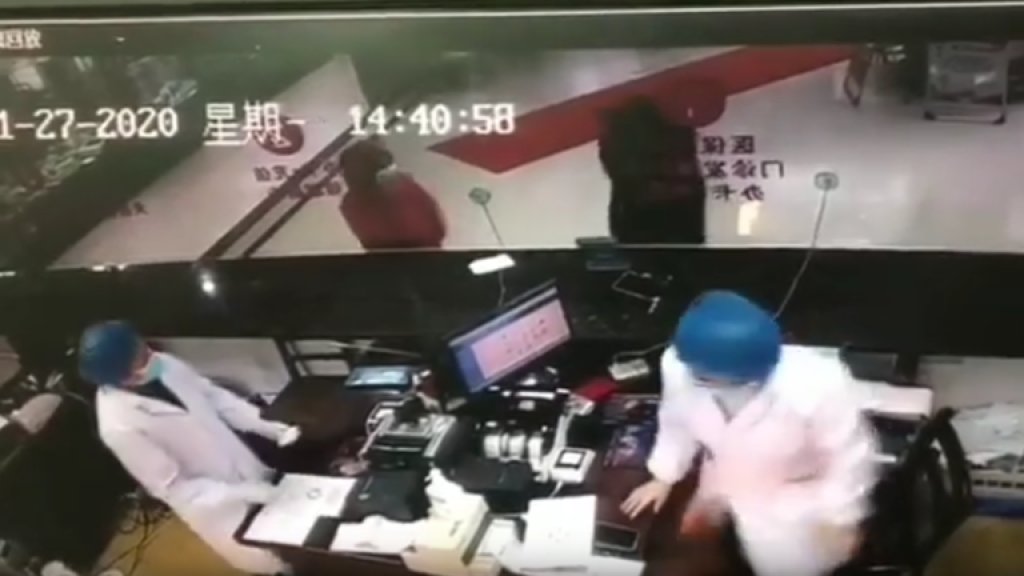 بالفيديو/بعدما أبلغوه بوجود نقص في الأدوية..مصاب بفيروس "كورونا"  يسعل عمداً بوجه عنصرين طبيين داخل مستشفى