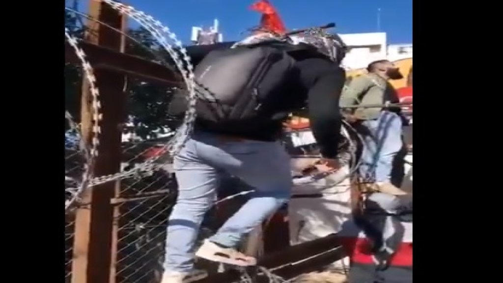 "الجديد": توتر في محيط السفارة الأميركية في عوكر والقوى الأمنية عمدت إلى إلقاء رذاذ الفلفل الحار التي تؤدي إلى حريق في العيون نحو بعض المتظاهرين