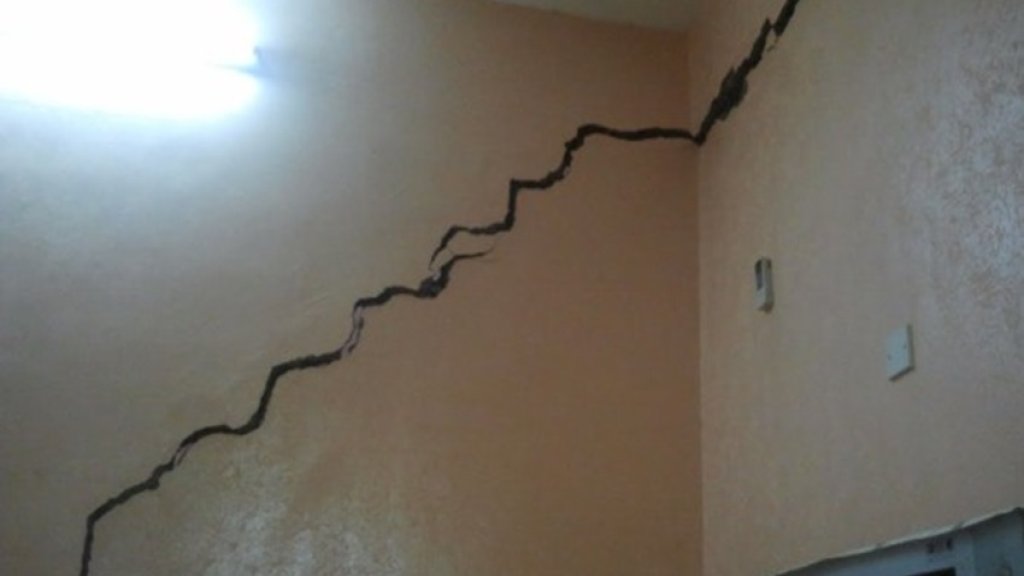 حوالي 15 عائلة أخلوا المبنى الذي يسكنوا فيه في جبل محسن خوفاً من سقوطه بعدما لاحظوا تصدعات في شققهم!