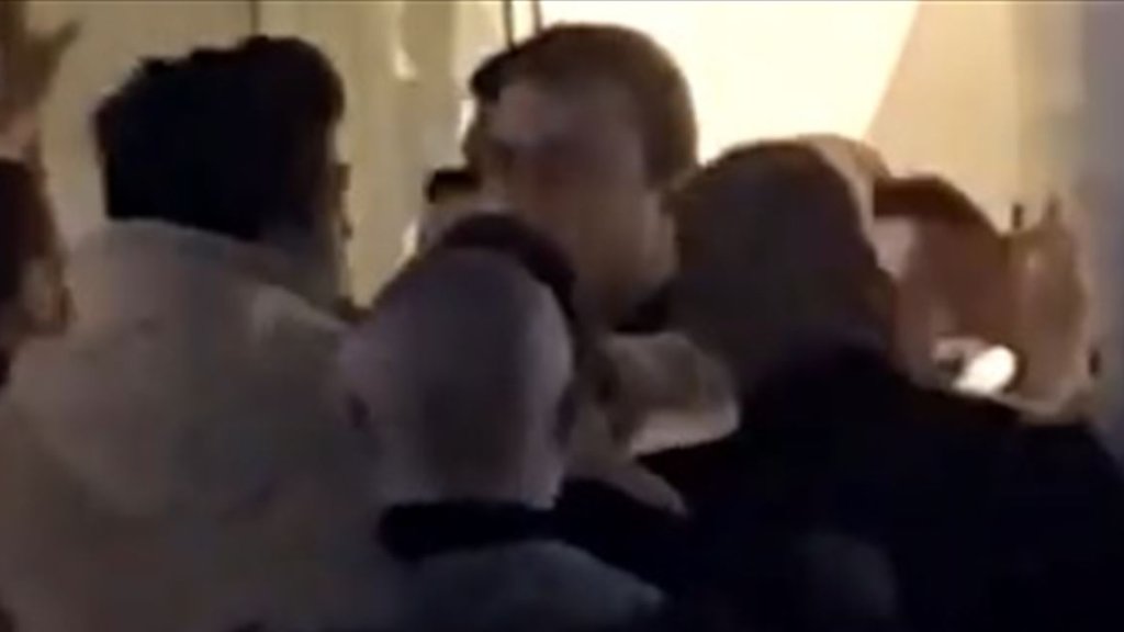 بالفيديو/ متظاهرون يحاولون الدخول إلى مطعم يتواجد فيه النائب زياد أسود في جل الديب