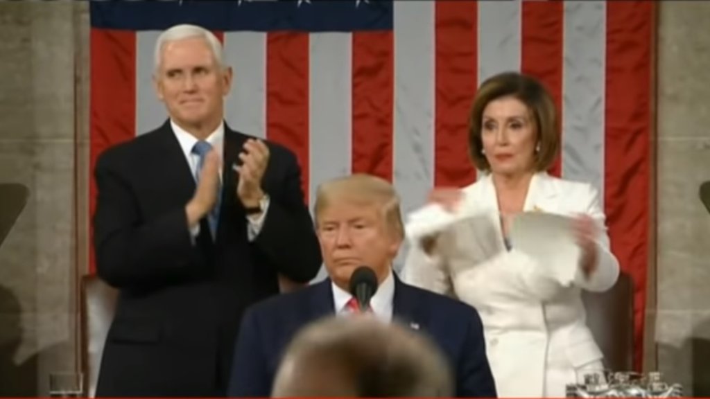 بالفيديو/ رئيسة مجلس النواب الأميركي نانسي بيلوسي تمزق خطاب ترامب مباشرة على الهواء بعد أن أحرجها ورفض مصافحتها!
