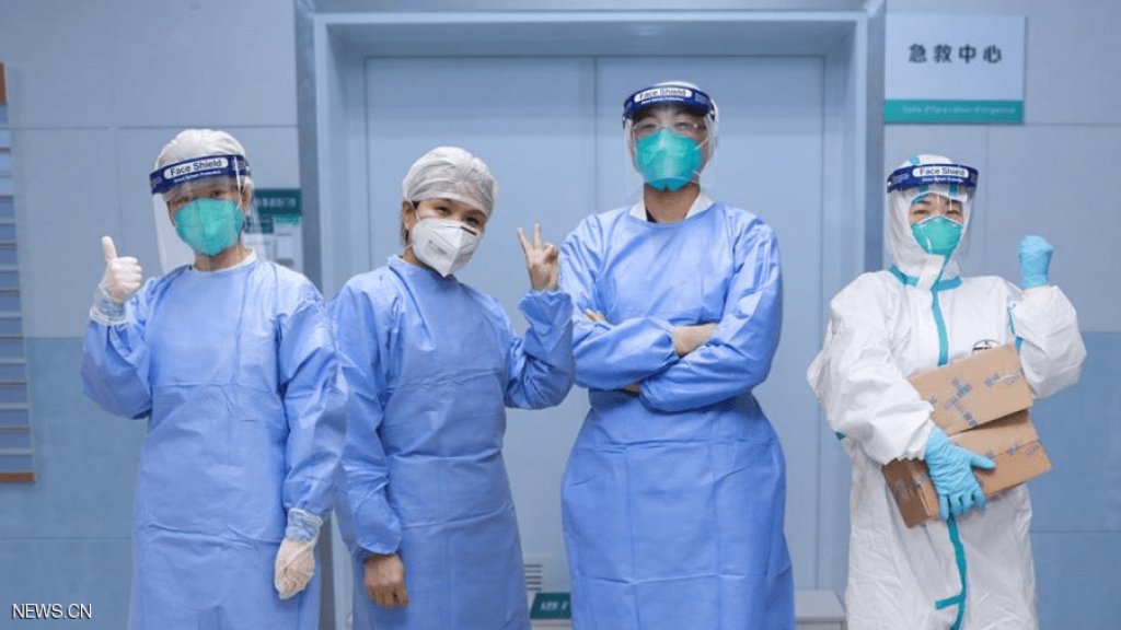 فريق طبي في مدينة يوهان الصينية يتعافى تماما من كورونا والأفراد الـ4 ينشرون صورتهم منتصرين قبل معاودة مهامهم