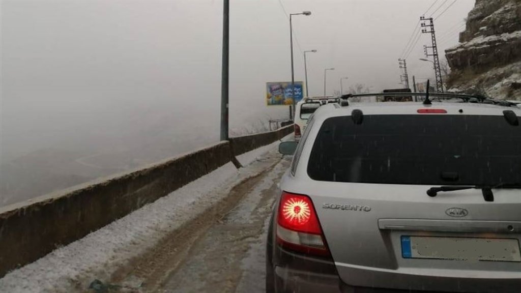 بسبب الثلوج... مئات المواطنين محتجزين بسياراتهم على طريق صوفر القديمة