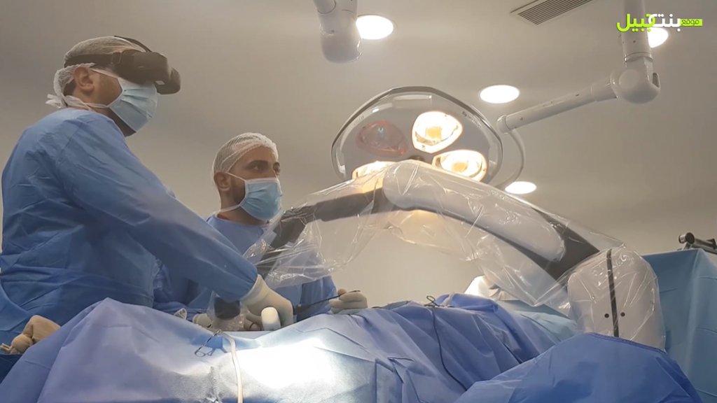 بالفيديو/ لأول مرة في لبنان جراحة ثلاثية الأبعاد Robotic للمفصل...إنجاز طبي سيمكّن الشاب بلال حيدر من المشي والتحرك دون عناء من جديد
