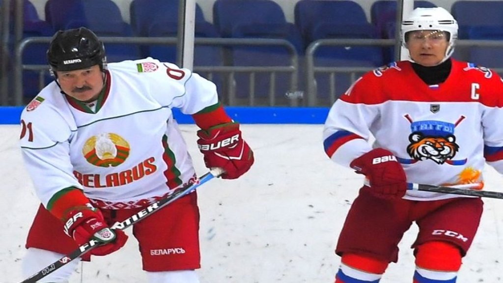 بالفيديو/ بوتين يحرز "هاتريك" في مباراة لهوكي الجليد!