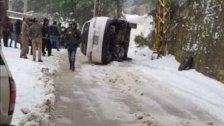 انزلاقات وحوادث سير على طرق الضنية بسبب تساقط الثلوج وتشكل الجليد!