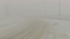 فيديو يظهر قساوة الطقس في ضهر البيدر...الطرقات مغطاة بالكامل بالثلوج وضباب كثيف