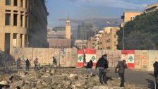 بالفيديو/ القوى الأمنية ترمي القنابل المسيلة للدموع لتفريق المحتجين أمام مبنى النهار في وسط بيروت
