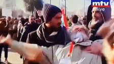 بالفيديو/ مسن من بين المحتجين ينفعل ويصرخ &quot;راح الوطن&quot; ثم يسقط أرضاً!