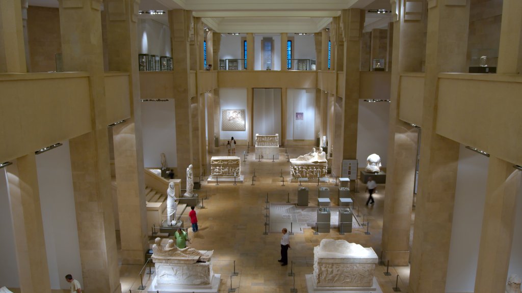 مجموعة من الشبان اقتحمت بطريقة الخلع والكسر موقع "مشروع متحف بيروت" أمس وارتكبت أعمال تخريب وحريق طالت المكتشفات والاثار