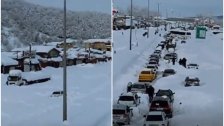 بالفيديو/ عاصفة ثلجية غير مسبوقة تضرب مناطق شمالي إيران...الناس علقت بسياراتها!