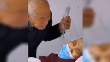 فيديو مؤثر لمسن صيني تناسى مرضه بالكورونا ليعتني بزوجته المصابة أيضاً ويطعمها مردداً &laquo;سأحبك إلى الأبد، وفي كل يوم من أيام حياتي&raquo;