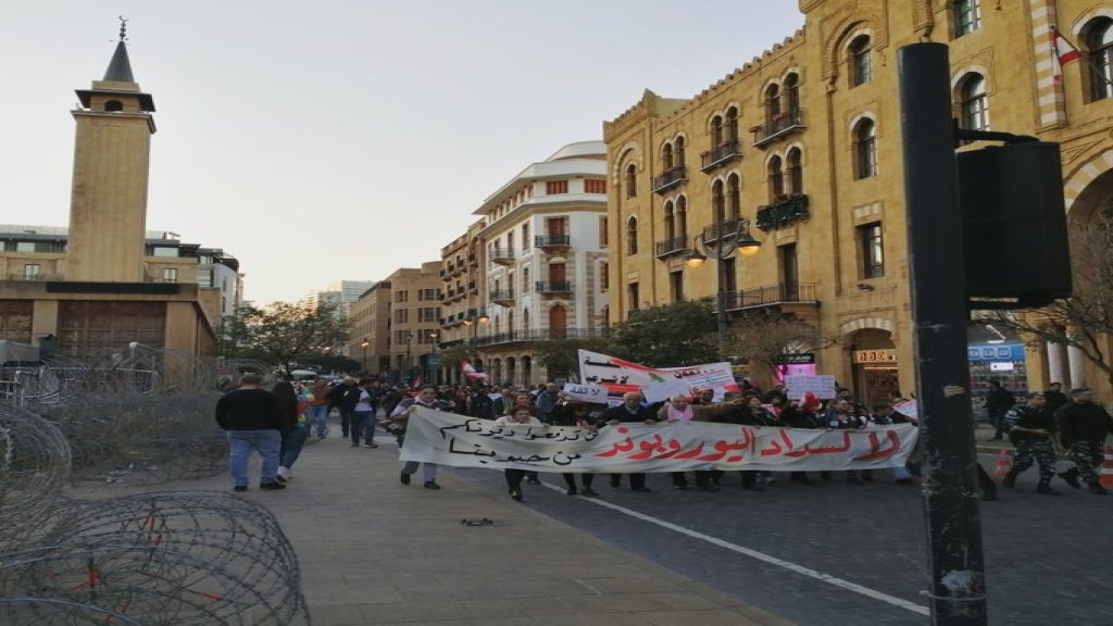 تعرض المسيرة المتجهة من الحمرا الى وسط بيروت للرشق بالحجارة عند نفق الرينغ