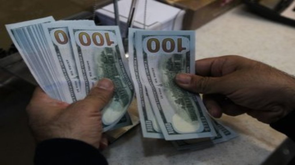 توقعات للصيارفة بأن يتجاوز سعر صرف الدولار الـ 2500 ليرة لبنانية خلال اخر اسبوعين من هذا الشهر