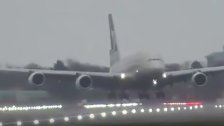 بالفيديو/ بينما كانت الطائرة تتأرجح...مهارة طيار في تحدي الرياح والهبوط على المسار الصحيح في مطار هيثرو!