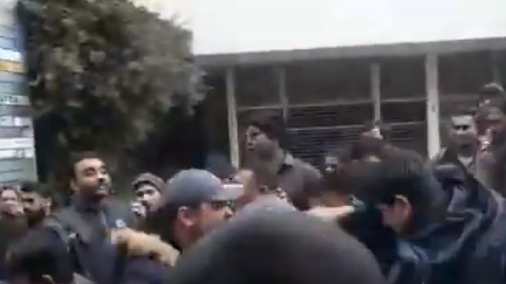 بالفيديو/ عمال من بنغلادش يتعرضون للضرب في لبنان بعدما طالبوا بدفع رواتبهم بالدولار