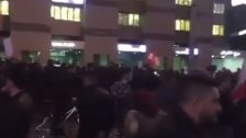 بالفيديو/  تجمع عدد من المحتجين على جسر الرينغ امام بنك عودة