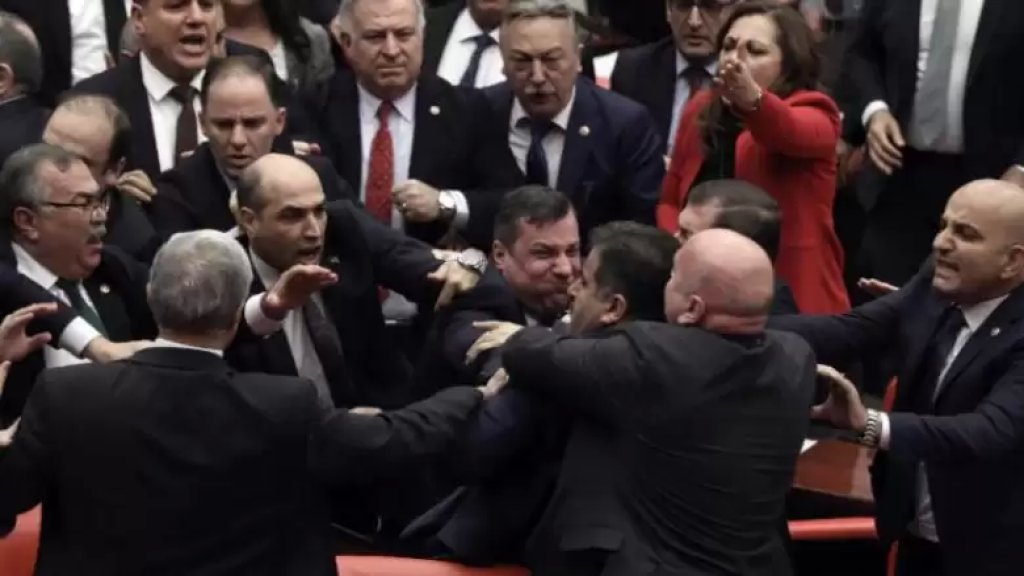 بالفيديو والصور/ شجار وتبادل لكمات في البرلمان التركي بعد انتقادات أحد النواب لأردوغان