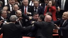 بالفيديو والصور/ شجار وتبادل لكمات في البرلمان التركي بعد انتقادات أحد النواب لأردوغان