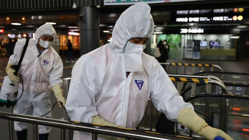 معلومات أوليّة عن 3 إصابات جديدة بكورونا إحداها ممرّضة في مستشفى المعونات بالإضافة إلى شخص كان في الغرفة نفسها مع المريض الذي نُقل من المستشفى عينه (mtv)