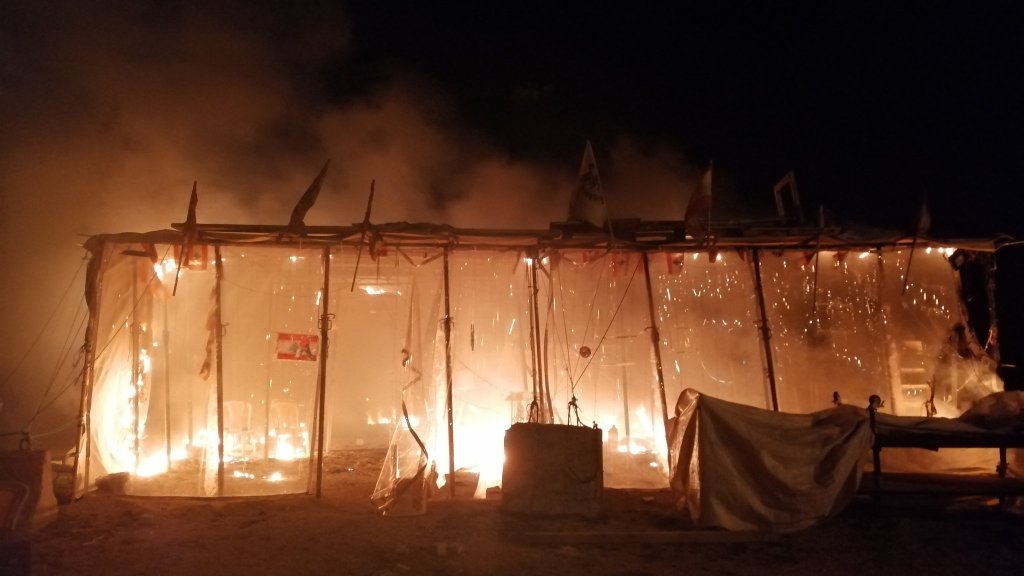 بالفيديو/ مجهولون أحرقوا خيمة الحراك في بلدة صوفر فجرا