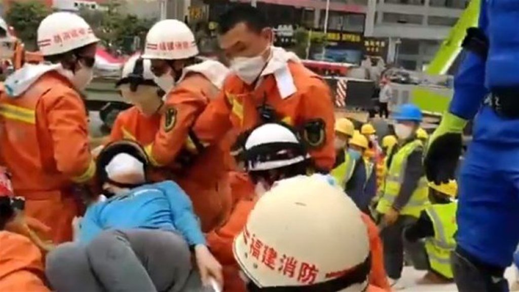 بالفيديو/ لحظة انقاذ طفل من تحت أنقاض فندق الحجر الصحي الذي انهار في الصين امس...&quot;والدتي ما زالت محاصرة تحت الأنقاض&quot;