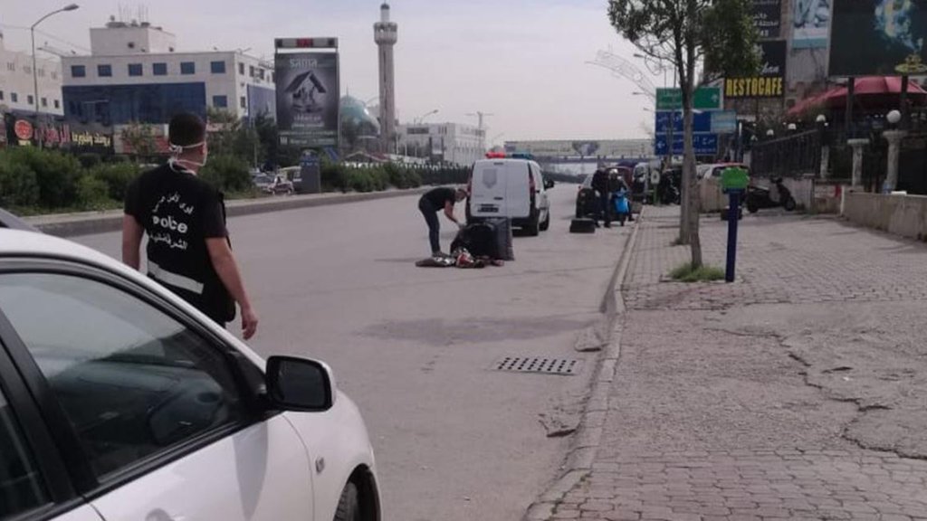 رمى حقائب على طريق المطار وفر مسرعاً...تم قطع الطريق وتقوم الشرطة القضائية بالتفتيش!