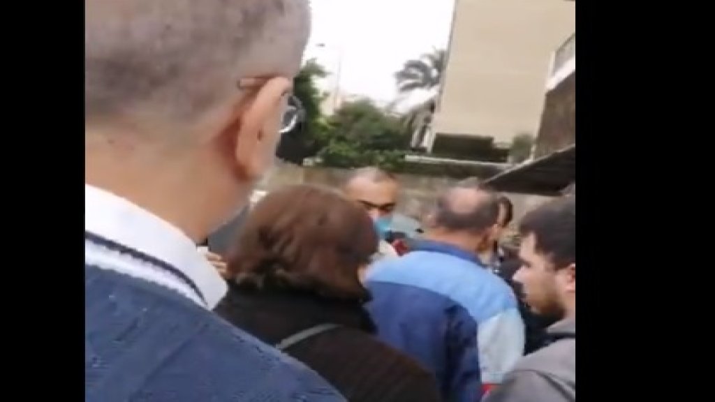 في الضمان اجراءات احترازية...والمواطنون يتبادلون الكمامات بين بعضهم البعض قبل الدخول الى المراكز: "عيرني الكمامة في زمن الكورونا"!