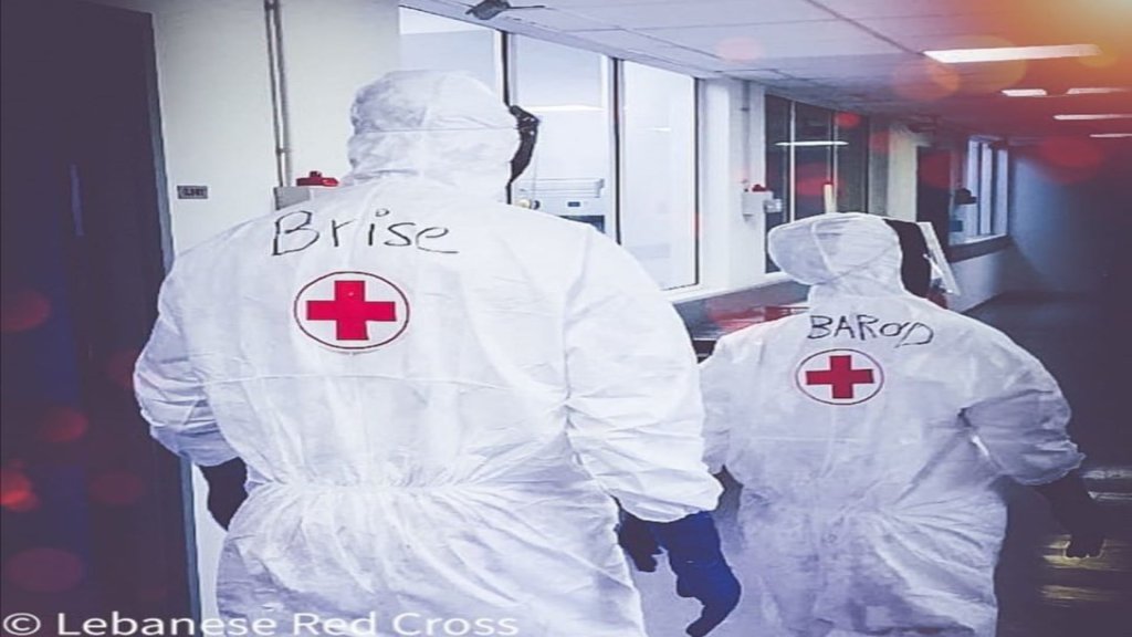 عن مسعف بالصليب الأحمر يتدرب لنقل مرضى الكورونا:"القرار اللي أخدتو مش من هلأ من 5 سنين لما اتطوعت وقبِلت بكل شي..وأمي قالتلي كيف بدي إحِرمَك تطير"