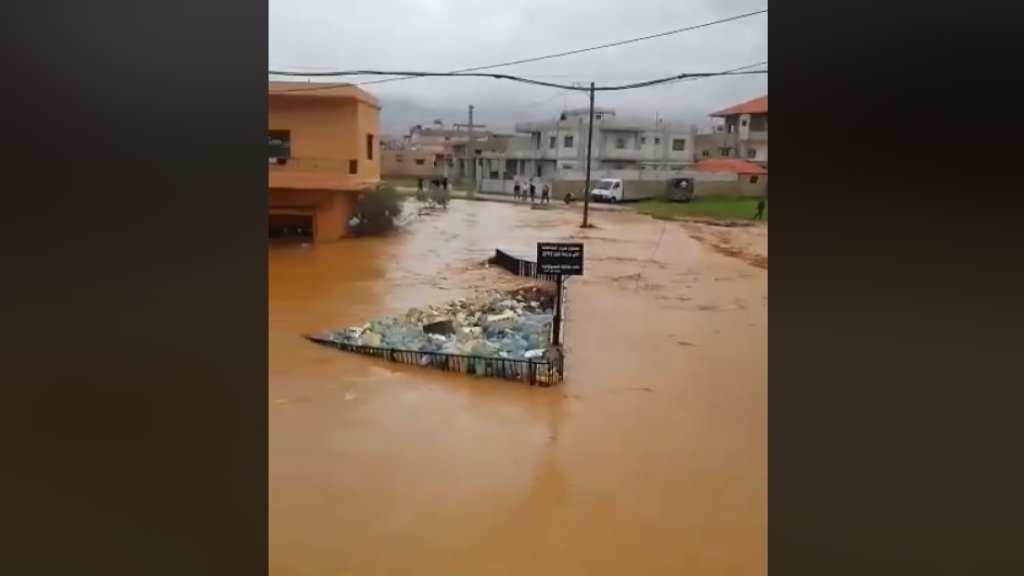بالفيديو/ فيضانات في علي النهري...المياه اخترقت المنازل وغمرت السيارات