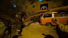 بالصور والفيديو/ من آثار الليلة العاصفة التي شهدها لبنان...رياح هوجاء أطاحت بالعديد من الأشجار وحطمت واجهات زجاجية ولافتات إعلانية