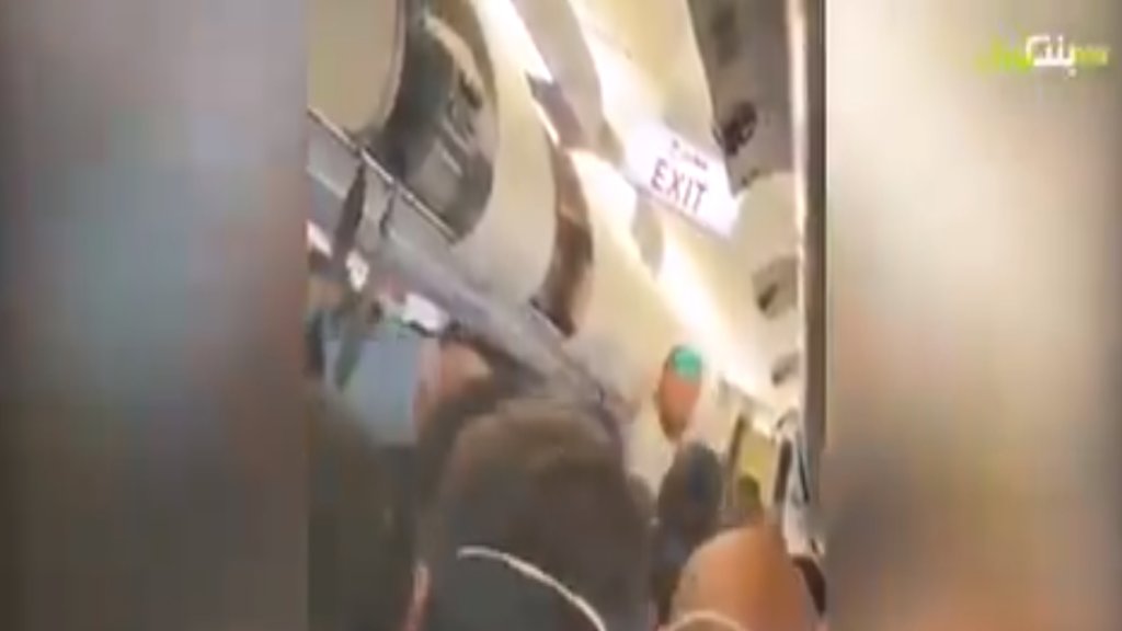 بالفيديو/ إشكال على متن طائرة قادمة من السعودية إلى بيروت حيث خلع البعض الكمامات وقاموا بالتعطيس في وجه المسافرين عمدا
