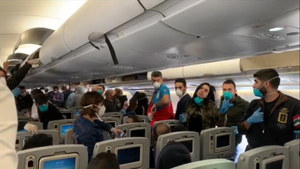 بالفيديو/ هذا ما حصل على متن طائرة عائدة من الرياض...تعرض فريق الـLBCI للاعتداء أثناء تصوير اجراءات الوقاية من فيروس كورونا