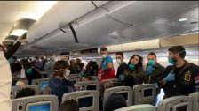 بالفيديو/ هذا ما حصل على متن طائرة عائدة من الرياض...تعرض فريق الـLBCI للاعتداء أثناء تصوير اجراءات الوقاية من فيروس كورونا