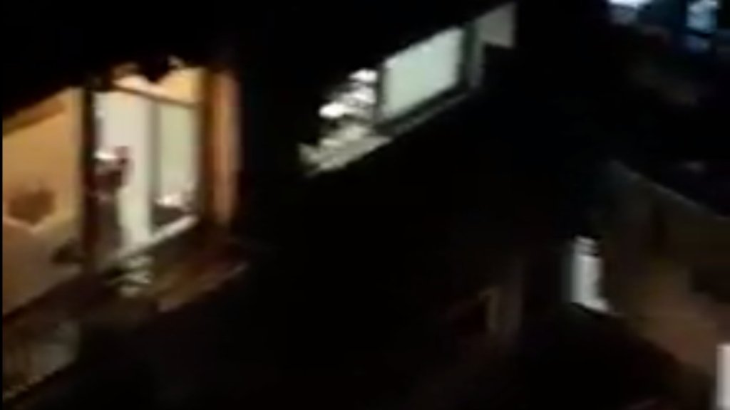 بالفيديو/ موسيقى صاخبة على الشرفة في الأشرفية لرفع المعنويات على غرار ما فعله سكان إيطاليا خلال العزل المنزلي!