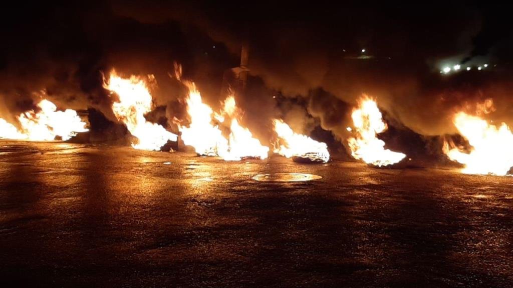 بالفيديو/ شبان قطعوا طريق الجناح بالإطارات المشتعلة مطالبين بالعفو العام!