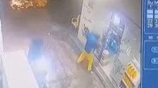 بالفيديو/ مقتل عامل وجرح آخر في عملية سطو مسلح حصلت فجراً على محطة محروقات في الروشة - بيروت!