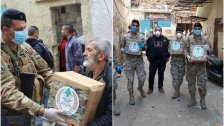 بالصور/ الجيش اللبناني يوزّع حصصا غذائية على عائلات محتاجة في طرابلس 