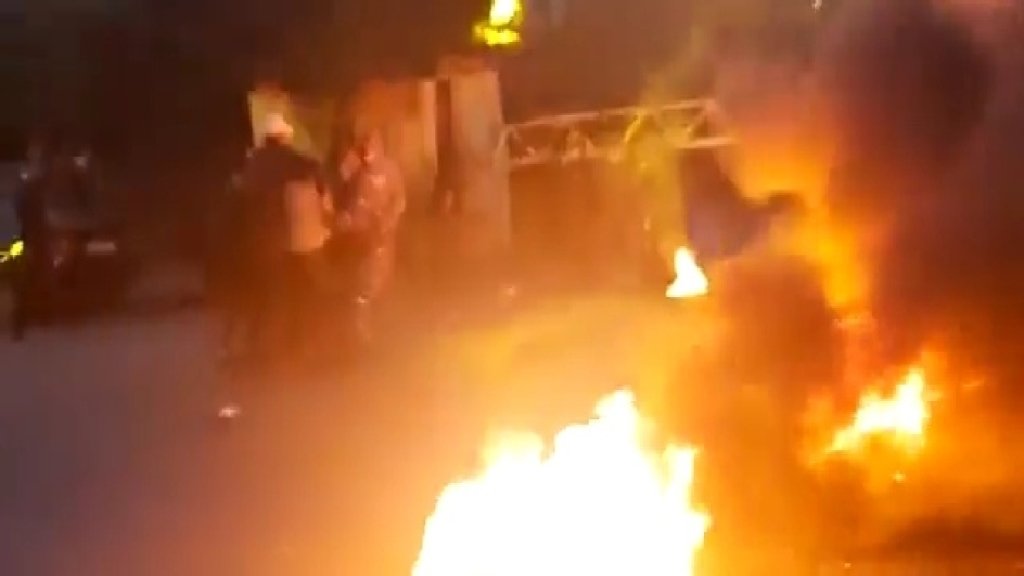 بالفيديو/ إشكال أمام سراي طرابلس بعد محاولة محتجين التقدم نحو المدخل الرئيسي...وعناصر قوى الامن أطلقت النار في الهواء لتفريقهم