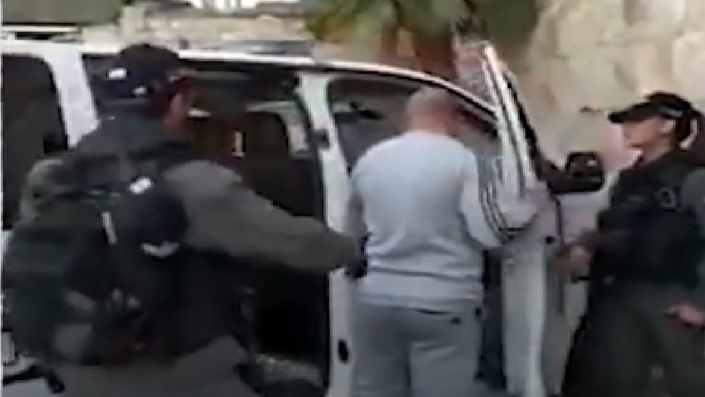 بالفيديو/ شاب فلسطيني توجه للجلوس في المقعد الأمامي لسيارة الشرطة أثناء اعتقاله على أيدي جنود الاحتلال في القدس المحتلة: "بحب أقعد قدام"!