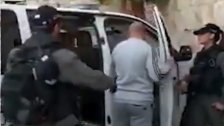 بالفيديو/ شاب فلسطيني توجه للجلوس في المقعد الأمامي لسيارة الشرطة أثناء اعتقاله على أيدي جنود الاحتلال في القدس المحتلة: "بحب أقعد قدام"!