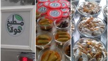 بعد ان كان يقدم الطعام يومياً للمسنين والفقراء..."مطبخ حولا" يعلن عن استعداده لتقديم وجبات الغداء للعائلات غير الميسورة والمتضررة من الوضع لأبناء البلدة!