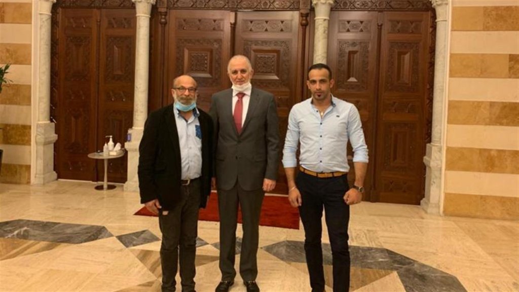 بالصورة / لقاء بين وزير الداخلية والسائق سليم خدوج الذي أحرق سيارته عقب تسطير محضر ضبط بحقه قبل أيّام